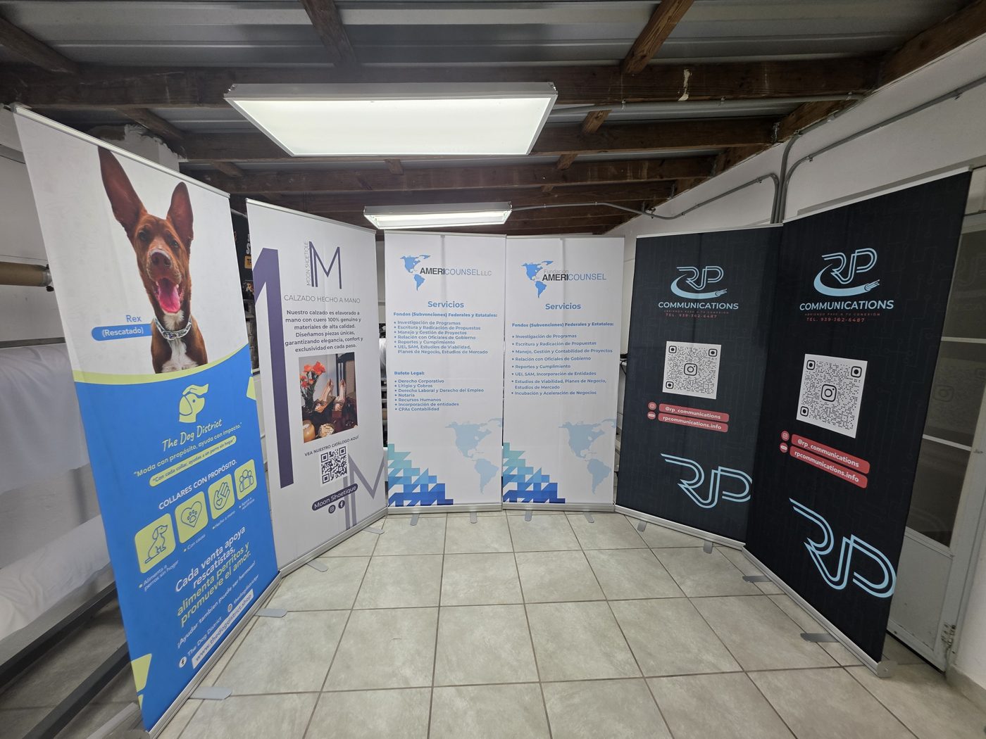 Stand de feria con backdrops y roll-ups