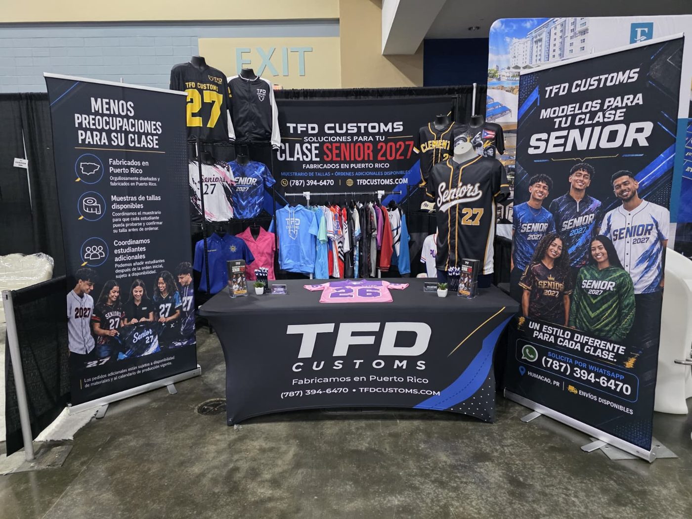 Stand completo con mantel, backdrop y roll-ups en una expo